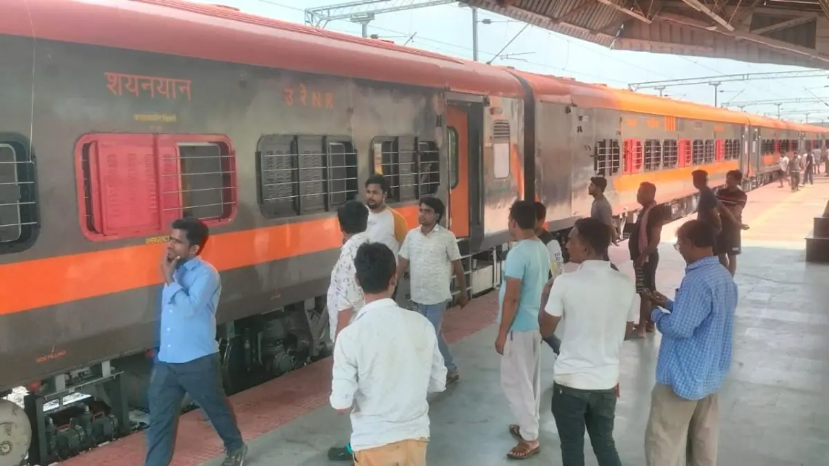 अररिया के नरपतगंज स्टेशन से पहली बार अमृतसर के लिए रवाना हुई ट्रेन, यात्रियों में उत्साह